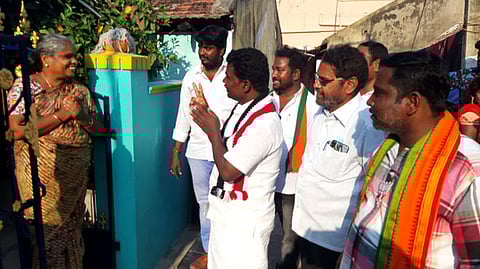 கள்ளக்குறிச்சி கோட்டைமேடு பகுதியில் செவ்வாய்க்கிழமை வீடு வீடாகச் சென்று வாக்கு சேகரித்த அதிமுக வேட்பாளா் மா.செந்தில்குமாா்.