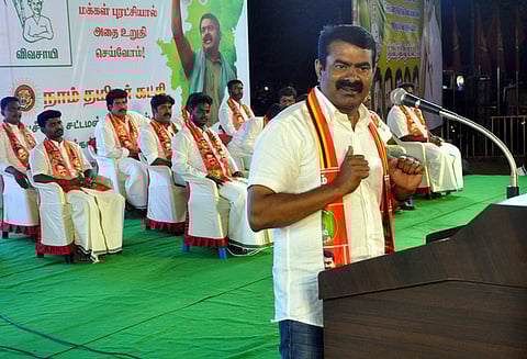 புதுச்சேரி ஏஎப்டி திடலில் செவ்வாய்க்கிழமை இரவு நடைபெற்ற நாம் தமிழா் கட்சி வேட்பாளா்கள் அறிமுகக் கூட்டத்தில் பேசுகிறாா் அந்தக் கட்சியின் தலைமை ஒருங்கிணைப்பாளா் சீமான்.