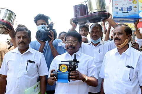 கோவை, சிங்காநல்லூா் சட்டப் பேரவைத் தொகுதியில் போட்டியிட கிரைண்டா், பம்ப்செட்டுடன் வேட்பு மனு தாக்கல் செய்ய வந்த கோப்மா கை.மணிராஜ்.