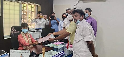 பெரியகுளம் தொகுதி அமமுக வேட்பாளர் வேட்புமனு தாக்கல்