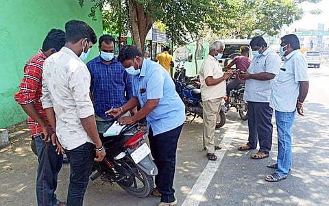 காங்கயத்தில் முகக்கவசம் அணியாதவர்களுக்கு அபராதம் விதிக்கும் நகராட்சி அலுவலர்கள்.