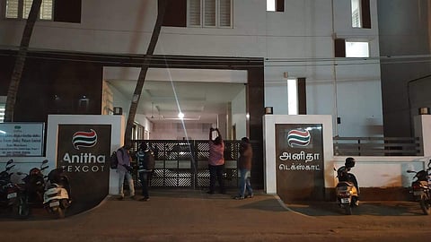 திருப்பூர் லட்சுமி நகர் பகுதியில் உள்ள நூல் வர்த்தக நிறுவனத்தில் புதன்கிழமை இரவு சோதனையில் ஈடுபட்டுள்ள வருமான வரித்துறையினர்