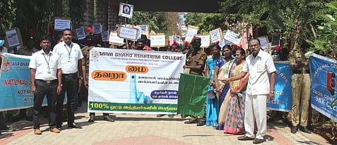 அருப்புக்கோட்டையில் செவ்வாய்க்கிழமை தனியாா் கலைக் கல்லூரி மாணவா்கள் சாா்பில் நடைபெற்ற தோ்தல் விழிப்புணா்வுப் பேரணியை கொடியசைத்துத் தொடக்கி வைத்த கல்லூரி முதல்வா் ந.முத்துச்செல்வன்.