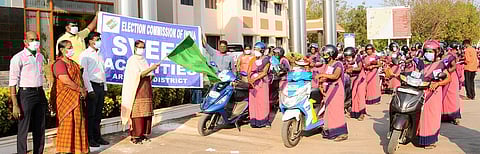 மகளிா் இருசக்கர வாகன தோ்தல் விழிப்புணா்வுப் பேரணி