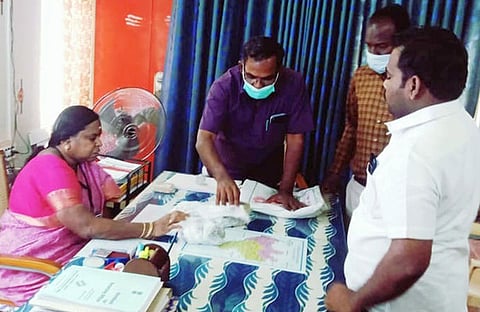 குமாரபாளையத்தில் 7.37 கிலோ வெள்ளிப் பொருள்கள் பறிமுதல்