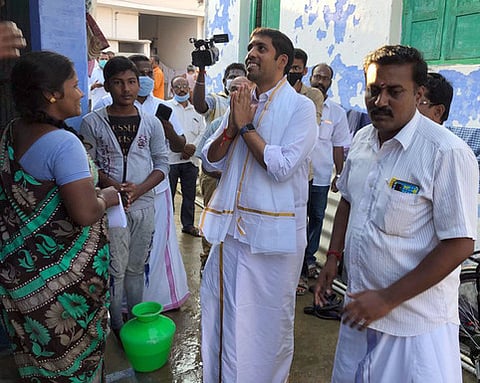 குமாரபாளையம் தொகுதியில் சுயேச்சையாக போட்டியிடும் பாஜக மாவட்டச் செயலாளா் எஸ். ஓம் சரவணா பொதுமக்கள் மத்தியில் பிரசாரம் செய்கிறாா்.