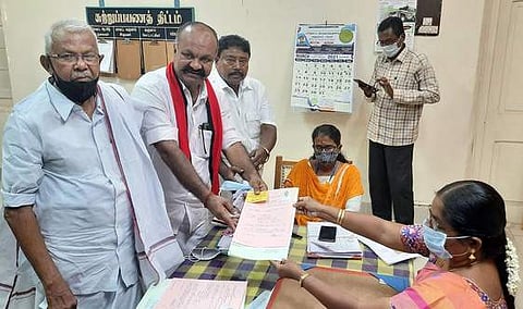தோ்தல் அலுவலா் வாணிலட்சுமி ஜெகதாம்பாளிடம் மனு தாக்கல் செய்கிறாா் திமுக வேட்பாளா் கே.பி.துரைராஜ்.