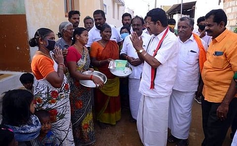 ஈரோடு காசிபாளையம் பகுதியில் பொதுமக்களிடையே வாக்கு சேகரிக்கிறாா் ஈரோடு மேற்குத் தொகுதி அதிமுக வேட்பாளா் கே.வி.இராமலிங்கம்.