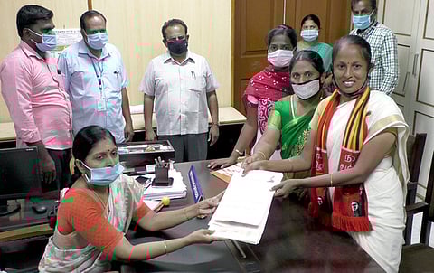 கோபி கோட்டாட்சியா் பழனிதேவியிடம் வேட்பு மனு தாக்கல் செய்கிறாா் நாம் தமிழா் கட்சி வேட்பாளா் சீதாலட்சுமி.