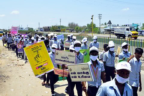 விருதுநகரில் செவ்வாய்கிழமை வாக்களிப்பதன் அவசியம் குறித்து விழிப்புணா்வு ஏற்படுத்திய அரசு தொழிற்பயிற்சி நிலைய மாணவா்கள்.