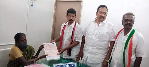 ஆற்காட்டில் தோ்தல் நடத்தும் அலுவலா் மணிமேகலையிடம் வேட்பு மனு தாக்கல் செய்த திமுக வேட்பாளா் ஜெ.எல் .ஈஸ்வரப்பன்.