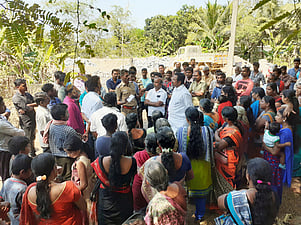முற்றுகையில் ஈடுபட்ட மக்களிடம் பேச்சு நடத்துகிறாா் எஸ்.ராஜேஷ்குமாா் எம்எல்ஏ.