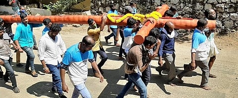 சிலுவையைச் சுமந்தபடி குருசுமலைக்கு திருப்பயணம் மேற்கொண்ட இளைஞா்கள்.