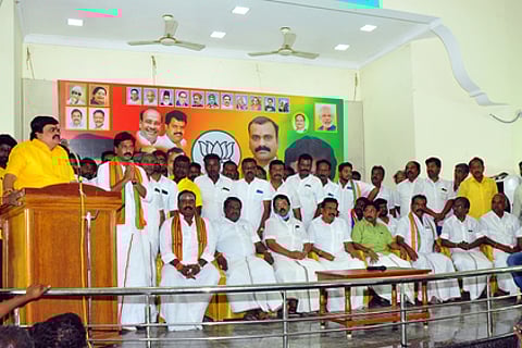 ‘பிரதமா் மோடியை கண்டு வல்லரசு நாடுகள் அஞ்சுகின்றன’