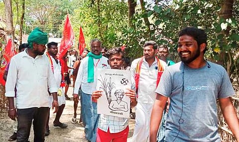 மயிலாடுதுறை வரதம்பட்டு ஊராட்சியில் கட்சியினருடன் சென்று பிரசாரம் மேற்கொண்ட நாம் தமிழா் கட்சி வேட்பாளா் கி. காசிராமன்.