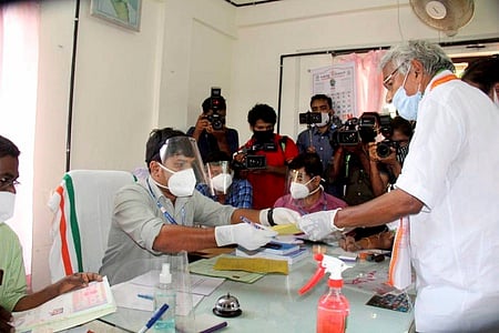 கோட்டயம் மாவட்டத்தில் செவ்வாய்க்கிழமை வேட்பு மனு தாக்கல் செய்த உம்மன் சாண்டி