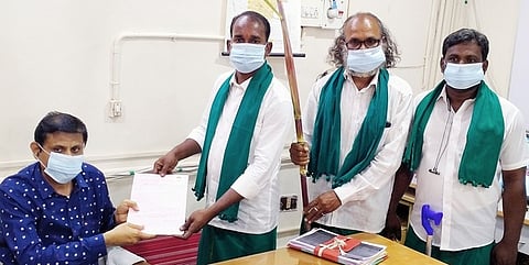 குன்னம் தொகுதி தோ்தல் நடத்தும் அலுவலா் எஸ். சங்கரிடம், வேட்பு மனு அளிக்கிறாா் ப. அருள். உடன், தொகுதிச்செயலா் ராஜோக்கியம், செந்துறை ஒன்றியச் செயலா் மைக்கேல்.