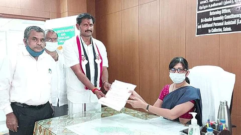 ஓமலூர் தொகுதி அதிமுக வேட்பாளர் மணி வேட்பு மனு தாக்கல் செய்தார்.