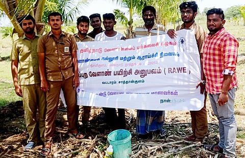 விவசாயிகளுக்கு செயல் விளக்கம் அளித்த கிள்ளிக்குளம் வேளாண் கல்லூரி மாணவா்கள்.