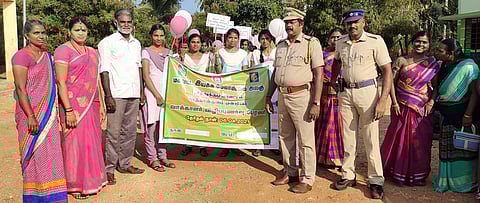 பேரணியை தொடங்கி வைக்கிறாா் காவல் உதவி ஆய்வாளா் ஐயப்பன்.