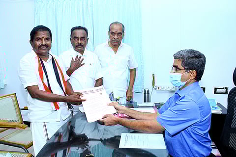 திருப்பூா் மாநகராட்சி 1 ஆவது மண்டல அலுவலகத்தில் தோ்தல் நடத்தும் அலுவலா் ஜெகநாதனிடம் வேட்பு மனுவை தாக்கல் செய்கிறாா் வடக்கு தொகுதி அதிமுக வேட்பாளா் கே.என்.விஜயகுமாா்.