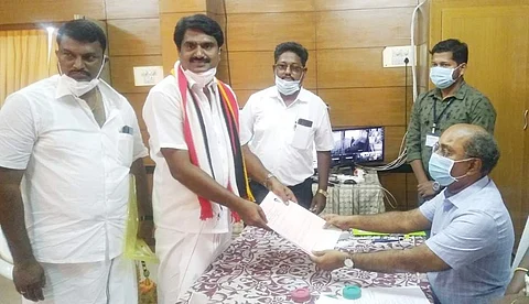 காங்கயத்தில் வேட்புமனு தாக்கல் செய்யும் அமமுக வேட்பாளர் சி.ரமேஷ்.
