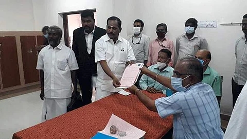 சேந்தமங்கலம் தொகுதி தேர்தல் நடத்தும் அலுவலரிடம் மனுத்தாக்கல் செய்யும் அதிமுக சிட்டிங் எம்எல்ஏ சி. சந்திரசேகரன்.