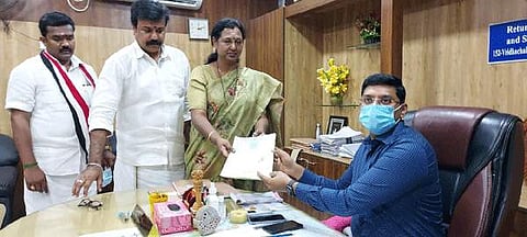 விருத்தாசலம் சார் ஆட்சியர் அலுவலகத்தில் தேர்தல் நடத்தும் அலுவலர் கே.ஜெ.பிரவீன்குமாரிடம் மனுத்தாக்கல் செய்தார் பிரேமலதா விஜயகாந்த்.