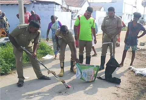 காங்கயத்தில், குடியிருப்பு பகுதியில் புகுந்த பாம்பை மீட்கும் தீயணைப்புத்துறை வீரர்கள்.