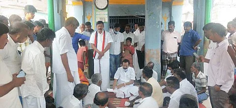 மீனவ கிராமங்களில் வாக்கு சேகரிப்பில் கும்மிடிப்பூண்டி சட்டப்பேரவைத் தொகுதி திமுக வேட்பாளர் டி.ஜெ.கோவிந்தராஜன்.