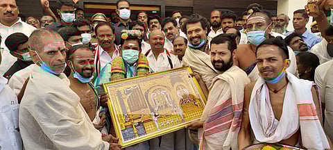 சிதம்பரம் வந்த தமிழக முதல்வருக்கு நடராஜர் கோயில் பிரசாதத்தை வழங்கிய பொதுதீட்சிதர்கள்.