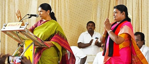 கூட்டணி கட்சி செயல்வீரா்கள் கூட்டத்தில், திமுக வேட்பாளா் கீதாஜீவனை அறிமுகம் செய்துவைத்து பேசுகிறாா் கனிமொழி எம்.பி.