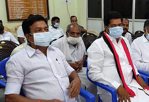 விழுப்புரம் சட்டப்பேரவைத் தொகுதிக்கான வேட்புமனு பரிசீலனையில் பங்கேற்ற அதிமுக வேட்பாளர் அமைச்சர் சி.வி. சண்முகம், திமுக வேட்பாளர் இரா.லட்சுமணன்.