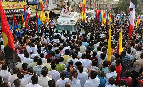 கும்பகோணத்தில் சனிக்கிழமை மாலை பிரசாரம் செய்த அமமுக பொதுச் செயலா் டி.டி.வி. தினகரன்.