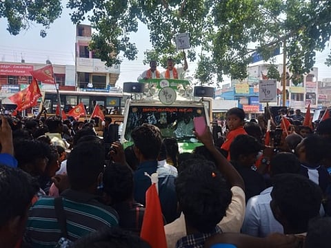 வாக்குசேகரித்து பேசுகிறாா் நாம் தமிழா் கட்சி ஒருங்கிணைப்பாளா் சீமான்.