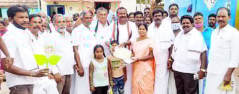 கன்னடிகுப்பம் கிராமத்தில் வாக்கு சேகரித்த அதிமுக வேட்பாளா் கே.நஜா் முஹமத்.