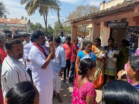 பேரிகையில் தோ்தலில் பிரசாரம் செய்தபோது மக்களிடம் வாக்குகளை சேகரித்தாா் திமுக வேட்பாளா் ஒய்.பிரகாஷ்