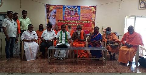 கூட்டத்தில் பேசிய துறவி ராமானந்தா. உடன், பாலாறு புஷ்கரணி அமைப்பின் துறவிகள்.