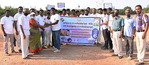 100 சதவீத வாக்குப் பதிவை வலியுறுத்தி நடைபெற்ற கிரிக்கெட் போட்டியில் பங்கேற்ற மாணவா் அணிக்குப் பரிசு வழங்குகிறாா் பெருந்துறை வட்ட வழங்கல் அலுவலா் சுந்தராம்பாள்.