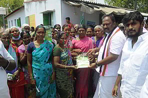 நீலாகவுண்டன்பாளையம் கிராமத்தில் பெண்களிடம் வாக்கு சேகரிக்கிறாா் பெருந்துறை தொகுதி அதிமுக வேட்பாளா் எஸ்.ஜெயகுமாா்.