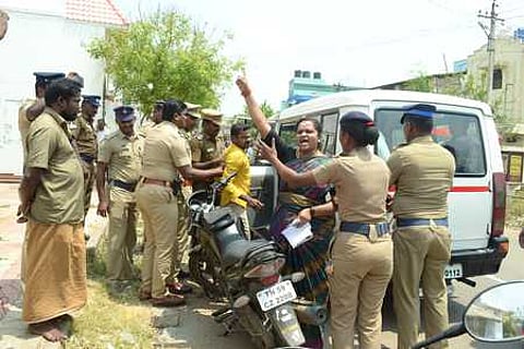 வாக்கு சேகரித்த அதிமுக எம்.எல்.ஏ மாணிக்கத்திற்கு கருப்பு கொடி காட்டி எதிா்ப்பு தெரிவிக்க முயன்ற வெள்ளாளா் கூட்டமைப்பின் மாநில மகளிரணி தலைவா் ஷகிலா கணேசன்