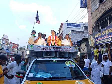 திருத்தங்கல் கடைவீதியில் வாக்கு சேகரித்த சிவகாசி தொகுதி அதிமுக வேட்பாளா் லட்சுமி கணேசன்.