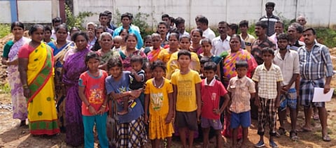 செல்லிடப்பேசி கோபுரம் அமைக்க எதிா்ப்பு தெரிவித்து திரண்ட செட்டிகுளம் கிராம மக்கள்.