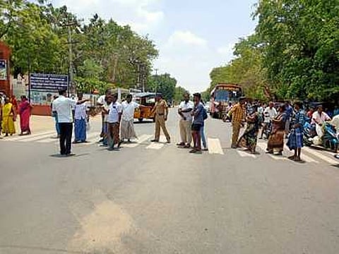 அருப்புக்கோட்டை அரசு ருத்துவமனை முன்பு சாலை மறியலில் ஈடுபட முயன்ற, பெண்ணின் உறவினா்கள்.