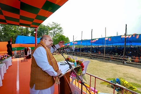 ஏக்ராவில் ஞாயிற்றுக்கிழமை நடைபெற்ற பாஜக தோ்தல் பிரசார கூட்டத்தில் பேசிய மத்திய உள்துறை அமைச்சா் அமித் ஷா.