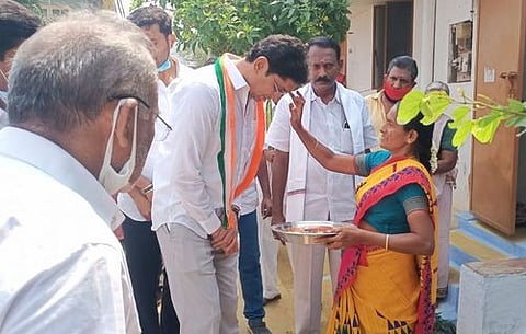 வாக்குச்சேகரிக்க சென்ற ஈரோடு கிழக்குத் தொகுதி காங்கிரஸ் வேட்பாளா் திருமகன் ஈ.வெ.ரா.வுக்கு திலகமிட்டு வாழ்த்து தெரிவித்த பெண்.