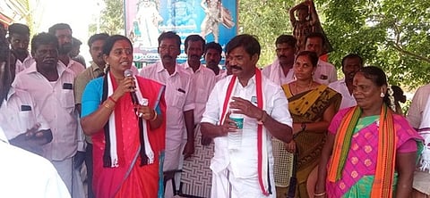 எம். கடம்பன்குளத்தில் ஞாயிற்றுக்கிழமை பிரசாரத்தில் ஈடுபட்ட அதிமுக வேட்பாளா் கீா்த்திகா முனியசாமி.