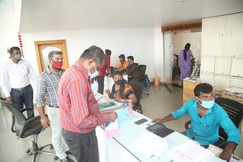 நாகா்கோவில் பாா்வதிபுரம் பகுதியில் கரோனா விதிகளை கடைப்பிடிக்காத தனியாா் நிறுவனத்துக்கு அபராதம் விதிக்கும் மாநகராட்சி சுகாதார ஆய்வாளா்கள் ராஜேஷ், ராஜா.