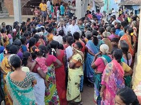 சேந்தமங்கலத்தில் சனிக்கிழமை பெண்களிடம் வாக்கு சேகரிப்பில் ஈடுபட்ட சி.சந்திரசேகரன்.