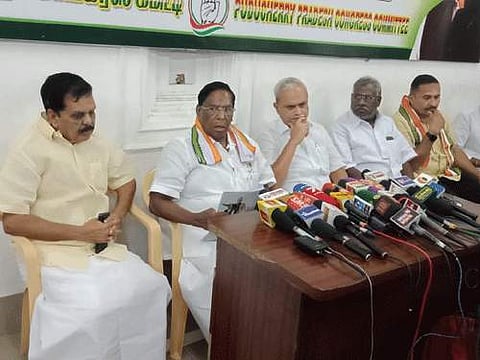 புதுச்சேரியில் ஞாயிற்றுக்கிழமை செய்தியாளர்களை சந்தித்த முன்னாள் முதல்வர் வே. நாராயணசாமி .
